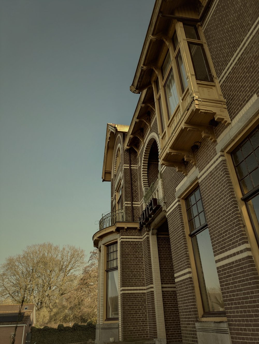Karakteristieke gevel van Boutique Hotel Westerlee — historisch pand met ornamentiek aan de Hoofdweg in Westerlee, Groningen