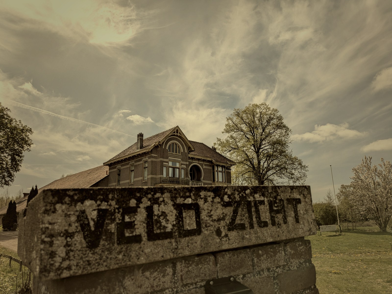Restaurant Veldzicht Westerlee — historische Heerenboerderij uit 1910 met naambordje, Boutique Hotel Westerlee Groningen